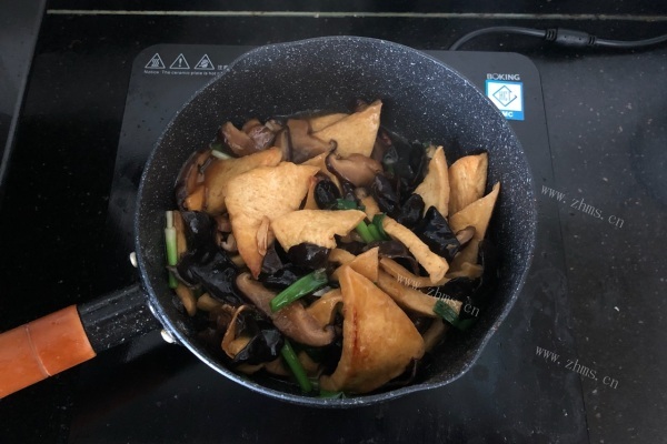 你绝对没吃过的家常菜——黑木耳香菇烧豆腐第九步