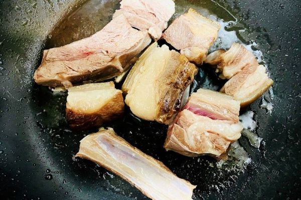 炖煲之羊排炖胡萝卜砂锅煲，每尝一口都惊艳着你的味蕾第五步