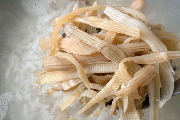 鲍鱼沙虫淮山药薏米粥，著名的家常菜，味道鲜美，食材丰盛，营养丰富第八步