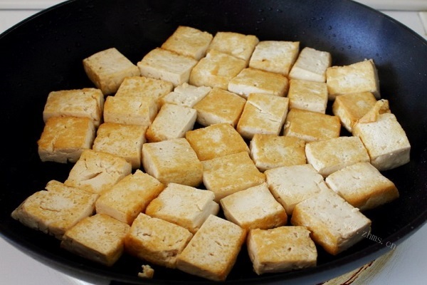 雪里红炖豆腐，嫩滑肉香，豆腐滑溜第五步