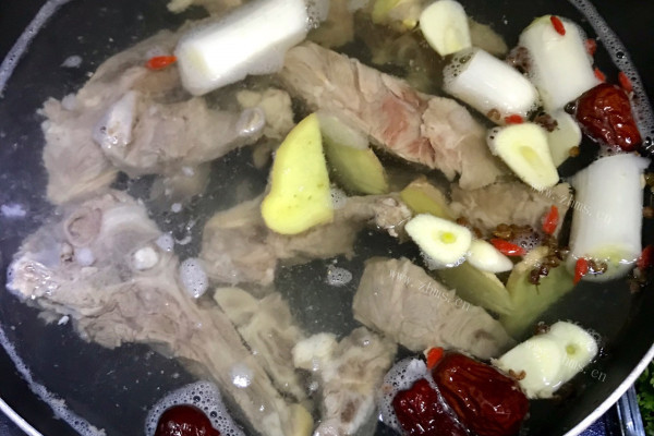 羊肉汤锅，冬日暖胃的首选第三步