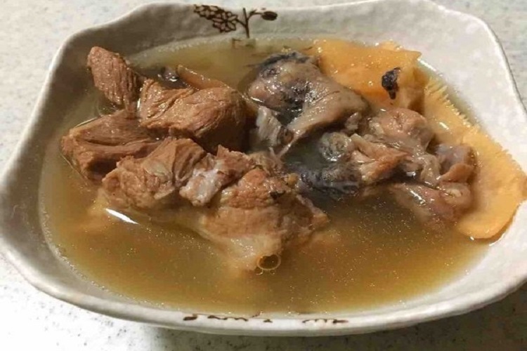 土茯苓煲龟汤主要是以土茯苓,草龟和猪骨熬制而成的