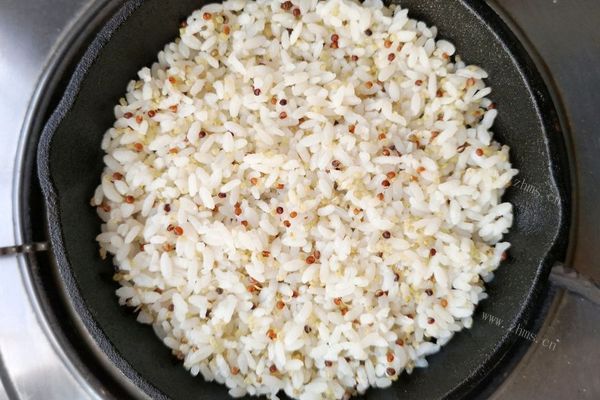 剩米饭怎么处理？快做上一道腊肉锅巴饭，肉香四溢，嘎嘣脆第五步