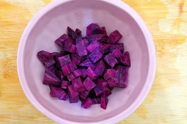 营养又美味的紫薯稀饭，色彩艳丽，制作简单第二步