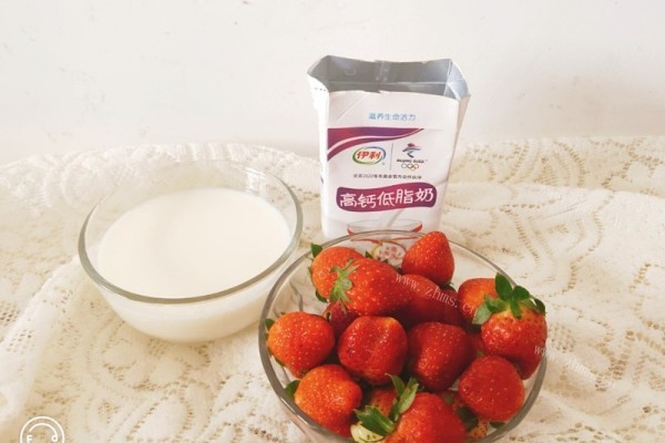 好喝的草莓奶昔，在家也能做出第二步