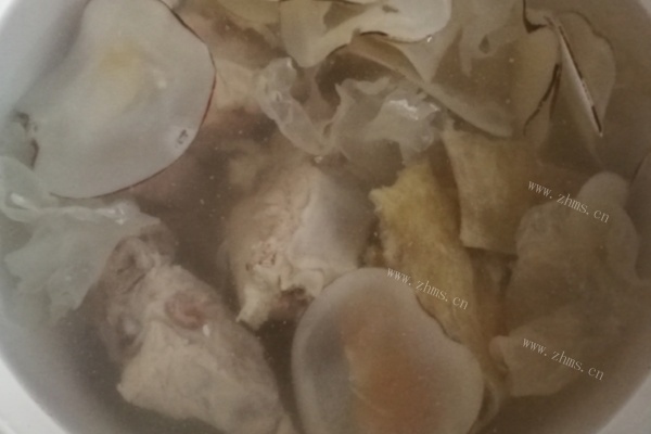鳄鱼肉煲汤之海底椰龙骨煲鳄鱼肉，一道由鳄鱼做成的美食第九步