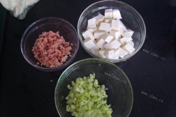 清淡简单的芹菜豆腐汤第二步