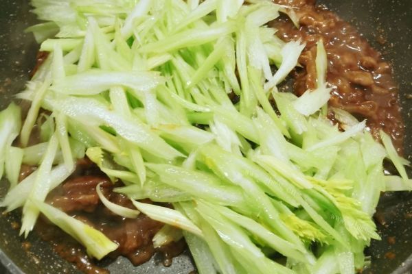 牛肉芹菜，用炒的方法，但牛肉吃起来和牛排一样的嫩滑多汁第九步