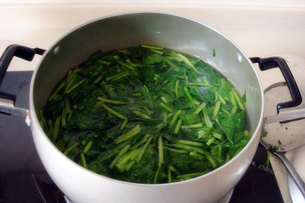 咸香可口的家常菠菜豆皮第五步