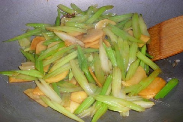 芹菜土豆片，香糯可口的下饭菜第七步