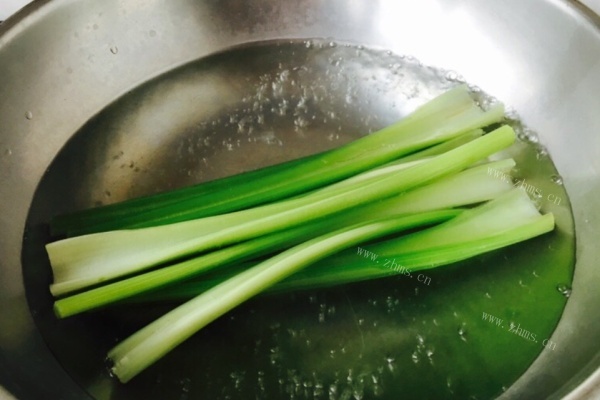 爽口芹菜，带着微微的花椒油香味，刺激你的味蕾，打开你的食欲第三步