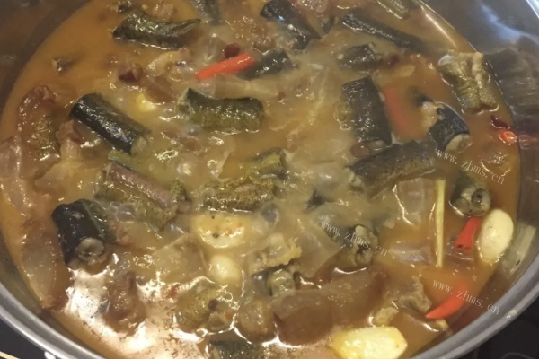 黄鳝腊肉火锅——色香美味挑逗你的味蕾第四步