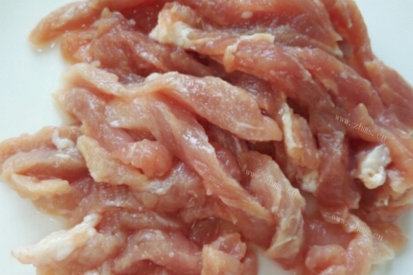 蒜薹肉丝，蒜薹与猪肉绝配哟，猪肉能够更加激发出蒜薹的香味第一步