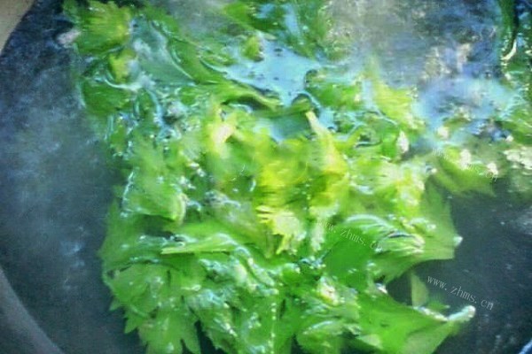 芹菜鸡蛋汤，做法简单又营养美味第五步