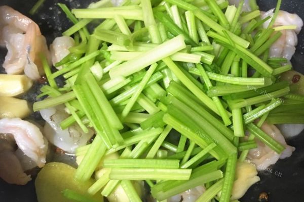 芹菜虾仁，芹菜爽脆，虾仁鲜香，制作非常容易的一道家常菜第八步