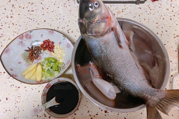 白鲢鱼怎么做好吃呢？做成红烧鱼吧，简单又美味第一步