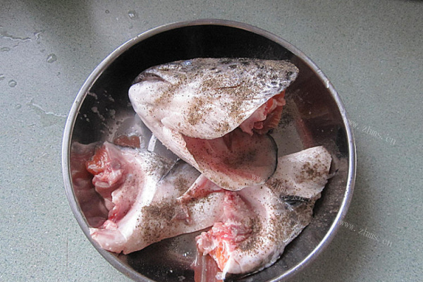 最家常的三文鱼头的做法，原来不常见的三文鱼头都被喝了！第二步