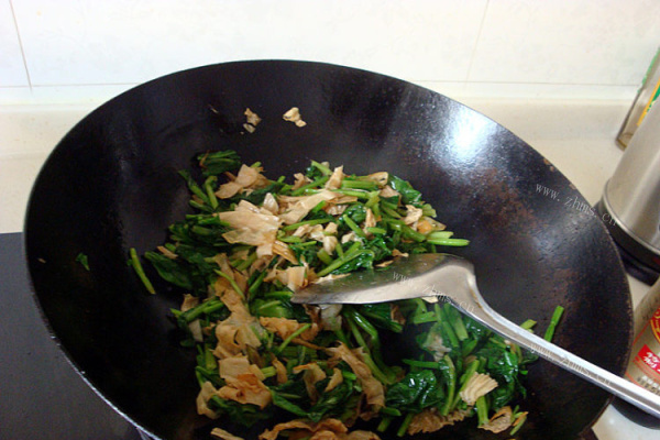 咸香可口的家常菠菜豆皮第九步