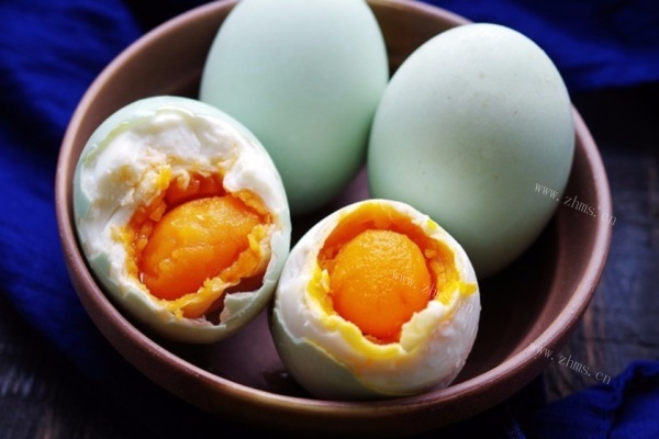 腌咸鸭蛋的方法，超级简单呢，天气热的话，十几天就可以出油了第十二步