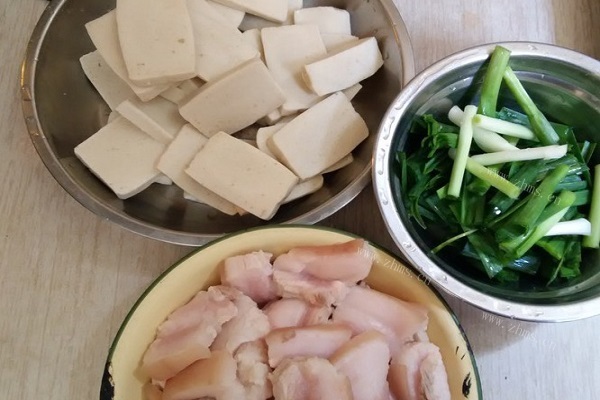 千叶豆腐炒五花肉，鲜香嫩滑的下饭菜第一步