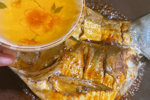 白鲢鱼怎么做好吃呢？做成红烧鱼吧，简单又美味第七步