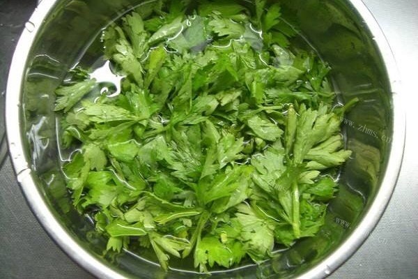芹菜鸡蛋汤，做法简单又营养美味第一步
