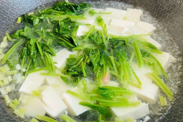 豆腐菠菜汤，非常清香的一款汤，配上一碗自己喜欢的蘸水也不错哟第七步