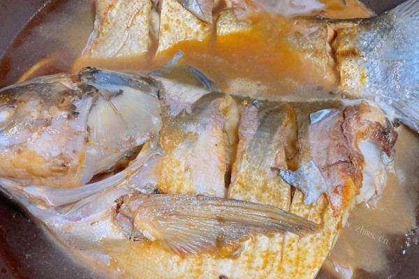 白鲢鱼怎么做好吃呢？做成红烧鱼吧，简单又美味第八步