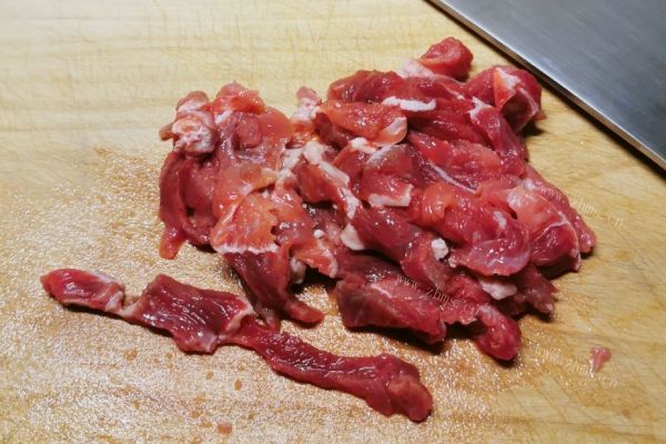 牛肉芹菜，用炒的方法，但牛肉吃起来和牛排一样的嫩滑多汁第二步
