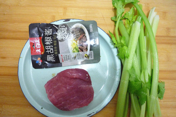 黑胡椒风味的芹菜肉片第一步