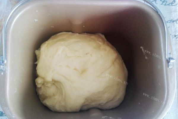 柔软又奶香十足的淡奶油面包卷第一步
