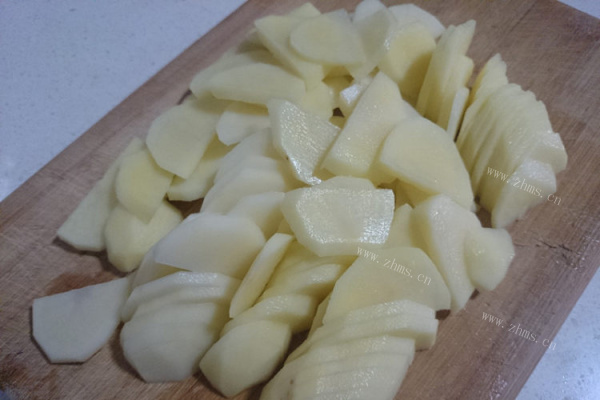 小土豆翻身做主角的土豆回锅肉第三步