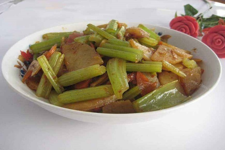 芹菜土豆片，香糯可口的下饭菜
