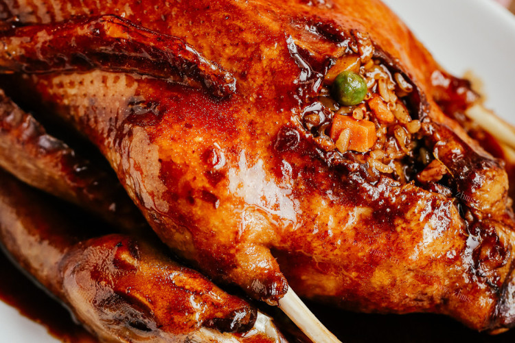 八宝野鸭是春节饭桌上必不可少的一道菜