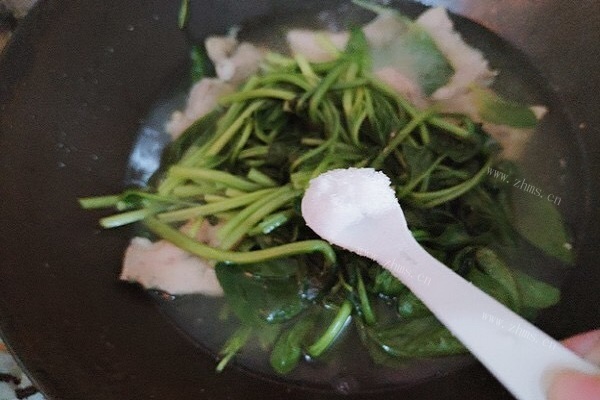 猪肝菠菜,食材简单但却营养丰富的美食第四步