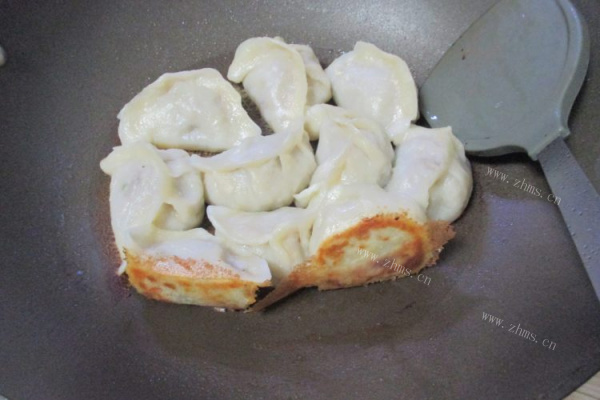 外酥里嫩的生煎芹菜肉饺子第十二步