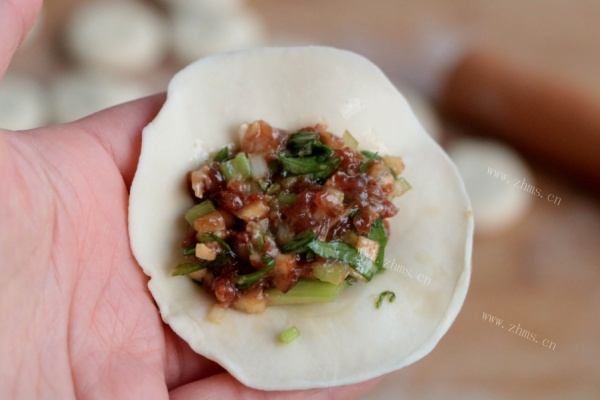 芹菜香菇水饺，将芹菜与香菇剁碎，包成饺子，味道异常的鲜美第九步