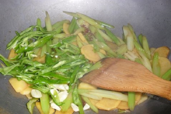 芹菜土豆片，香糯可口的下饭菜第八步