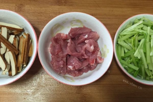 家常下饭菜豆干肉丝，食材简单又易做第二步
