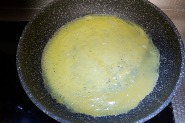 暖暖的超鲜菠菜虾皮蛋皮汤第一步