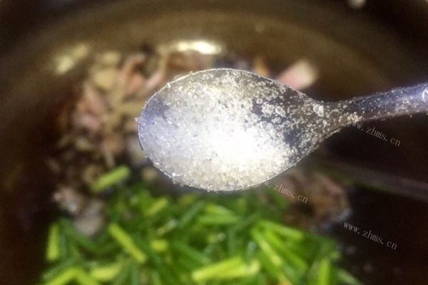 蒜苔腊肉，一块一块晶莹剔透的腊肉，诱发着你的食欲，腊香蒜香味扑鼻第十一步