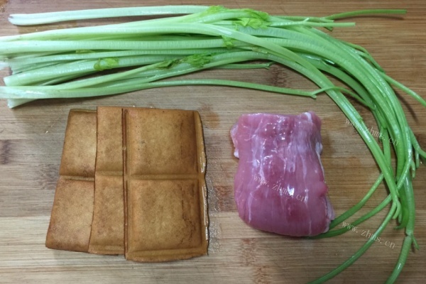 家常下饭菜豆干肉丝，食材简单又易做第一步