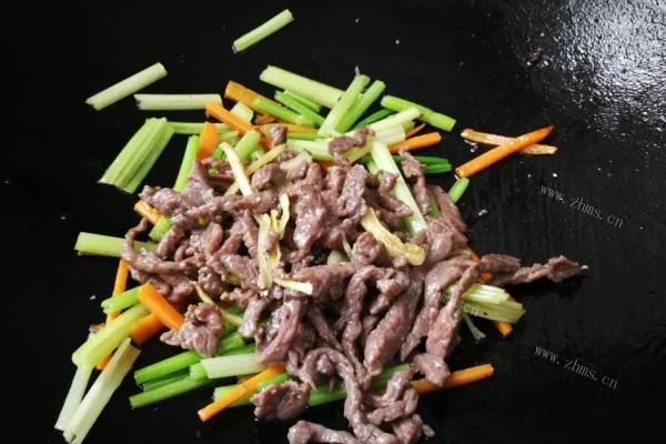 芹菜牛肉丝，要想牛肉炒的好吃，一定要嫩滑又多汁第十二步