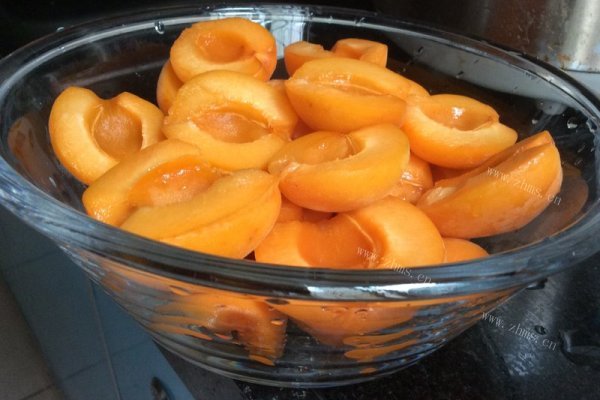 酸甜的蜜饯哈密杏，好吃有营养，干净又方便第二步