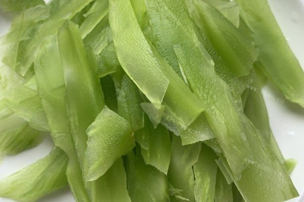 农家小炒菜——青笋木耳肉片第二步