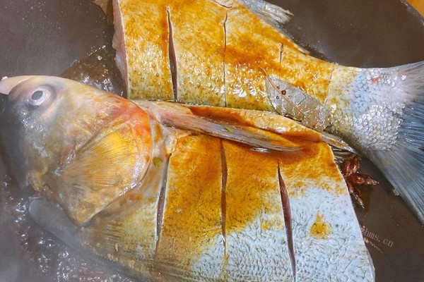 白鲢鱼怎么做好吃呢？做成红烧鱼吧，简单又美味第五步