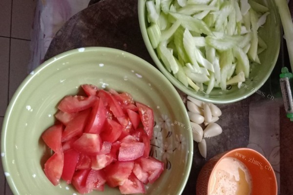 营养的西红柿炒芹菜第一步