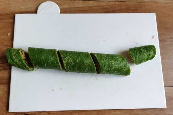 菠菜卷饼，漂亮的翠绿色外皮包裹着满满的肉松，只需一口就超级满足第九步