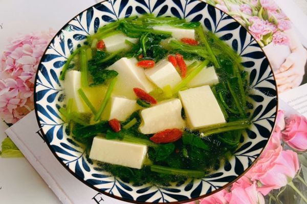 豆腐菠菜汤，非常清香的一款汤，配上一碗自己喜欢的蘸水也不错哟第九步