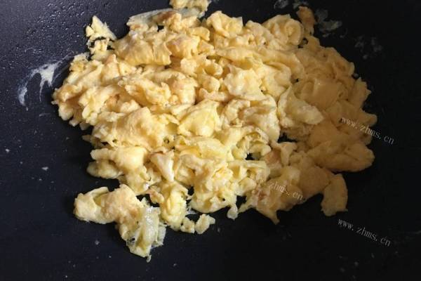 香菇胡萝卜炒鸡蛋让你尝到童年的味道第三步